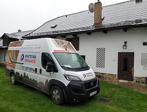 Zateplení stropu rodinného domu pomocí foukané izolace